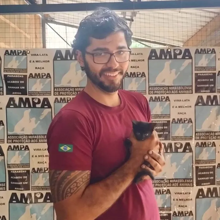 Família reunida tirando foto com o cachorro que acabou de ser adotado na associação protetora